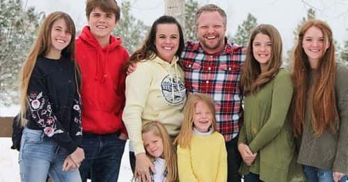 James and angela Craig with their 6 children. (Facebook/ Angela Craig)