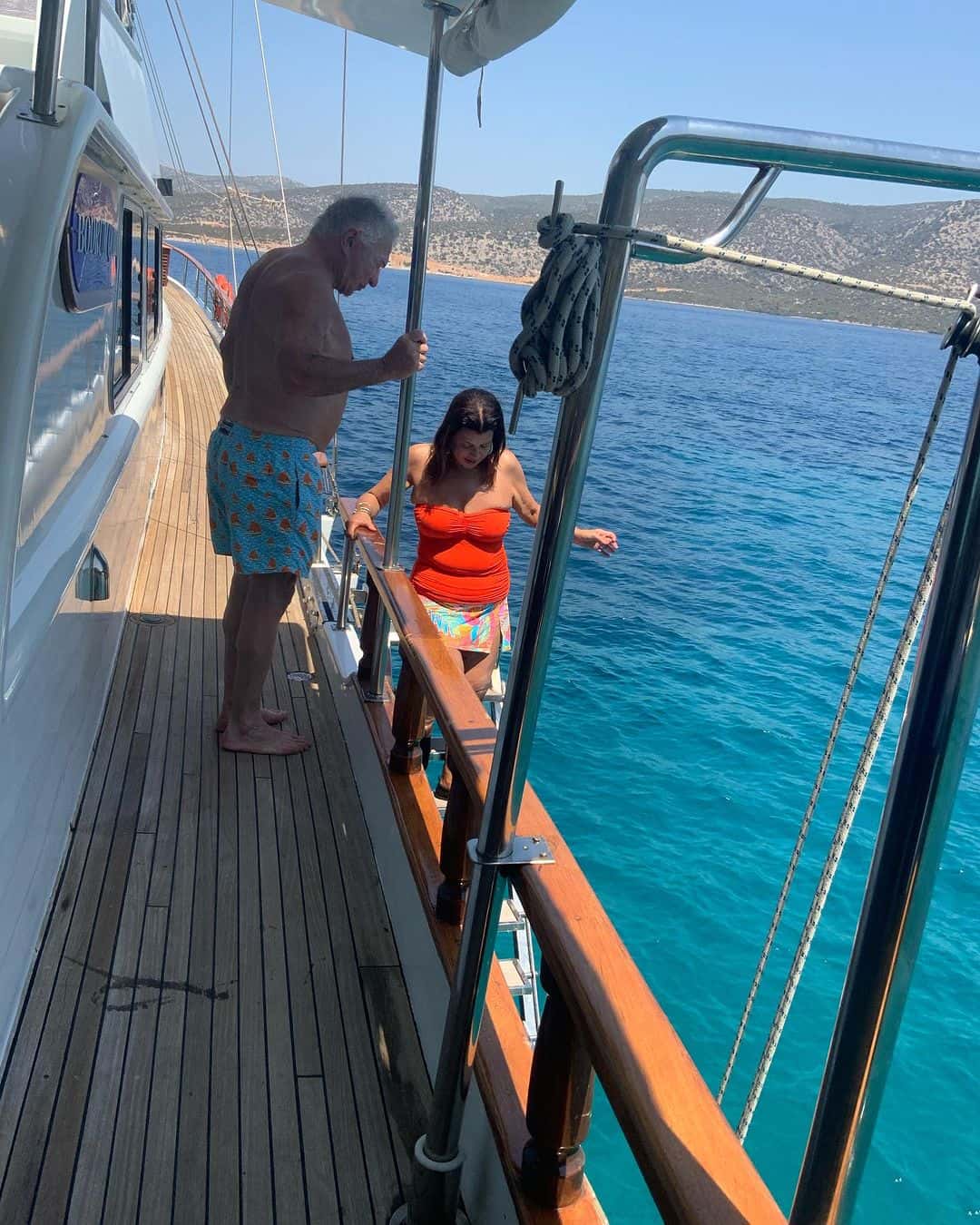 Ana Navarro and her husband Al Cardenas take a dip in the ocean (@ananavarrofl/Instagram)