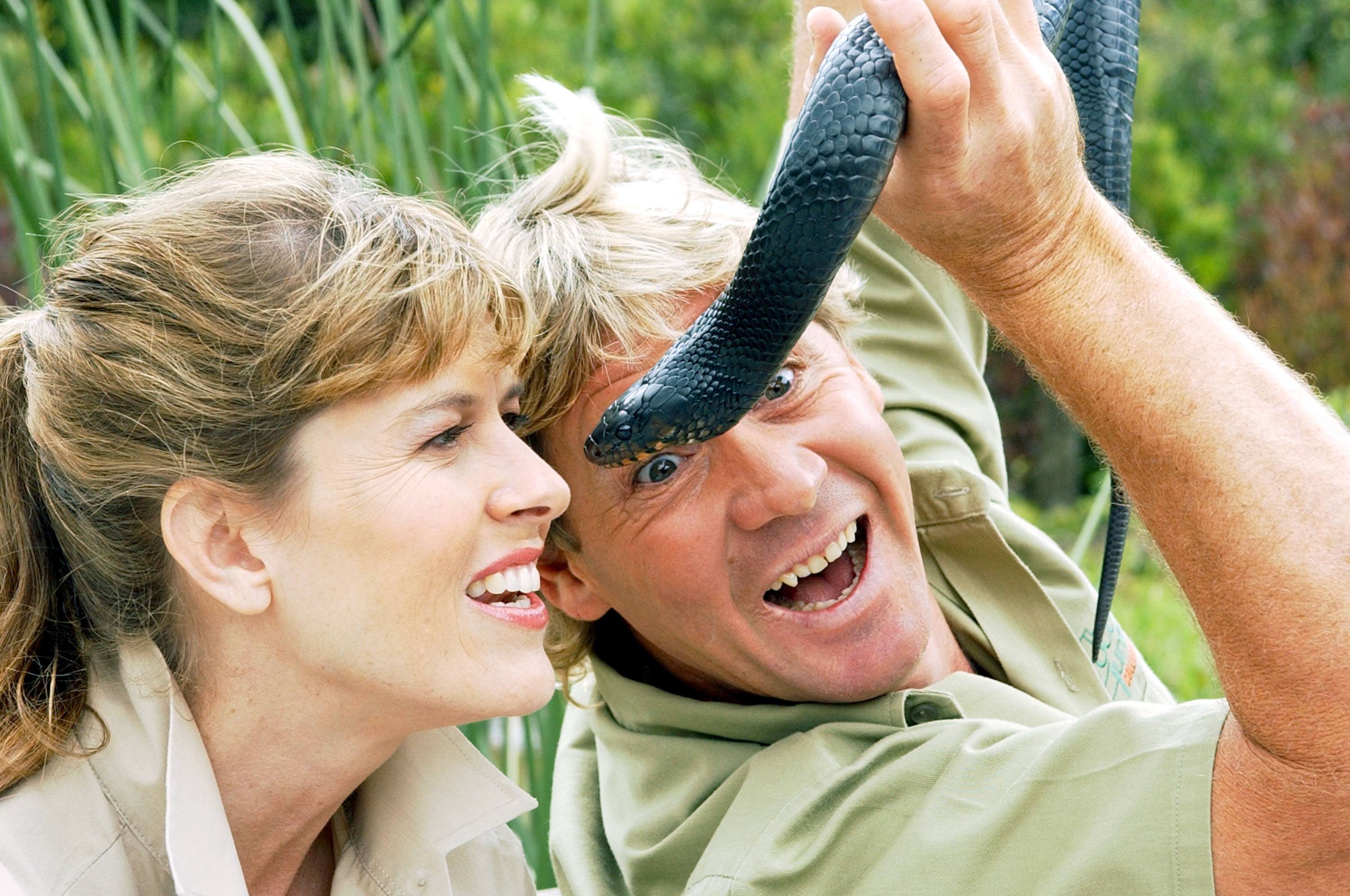 'The Crocodile Hunter', Steve Irwin, (R) shows a snake to his wife Terri (L) at the San Francisco Zoo on June 26, 2002 in San Francisco, California. (Photo by Justin Sullivan/Getty Images)