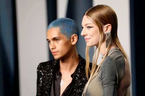 (L-R) Dominic Fike and Hunter Schafer attend the 2022 Vanity Fair Oscar Party hosted by Radhika Jones at Wallis Annenberg Center for the Performing Arts on March 27, 2022 in Beverly Hills, California.
