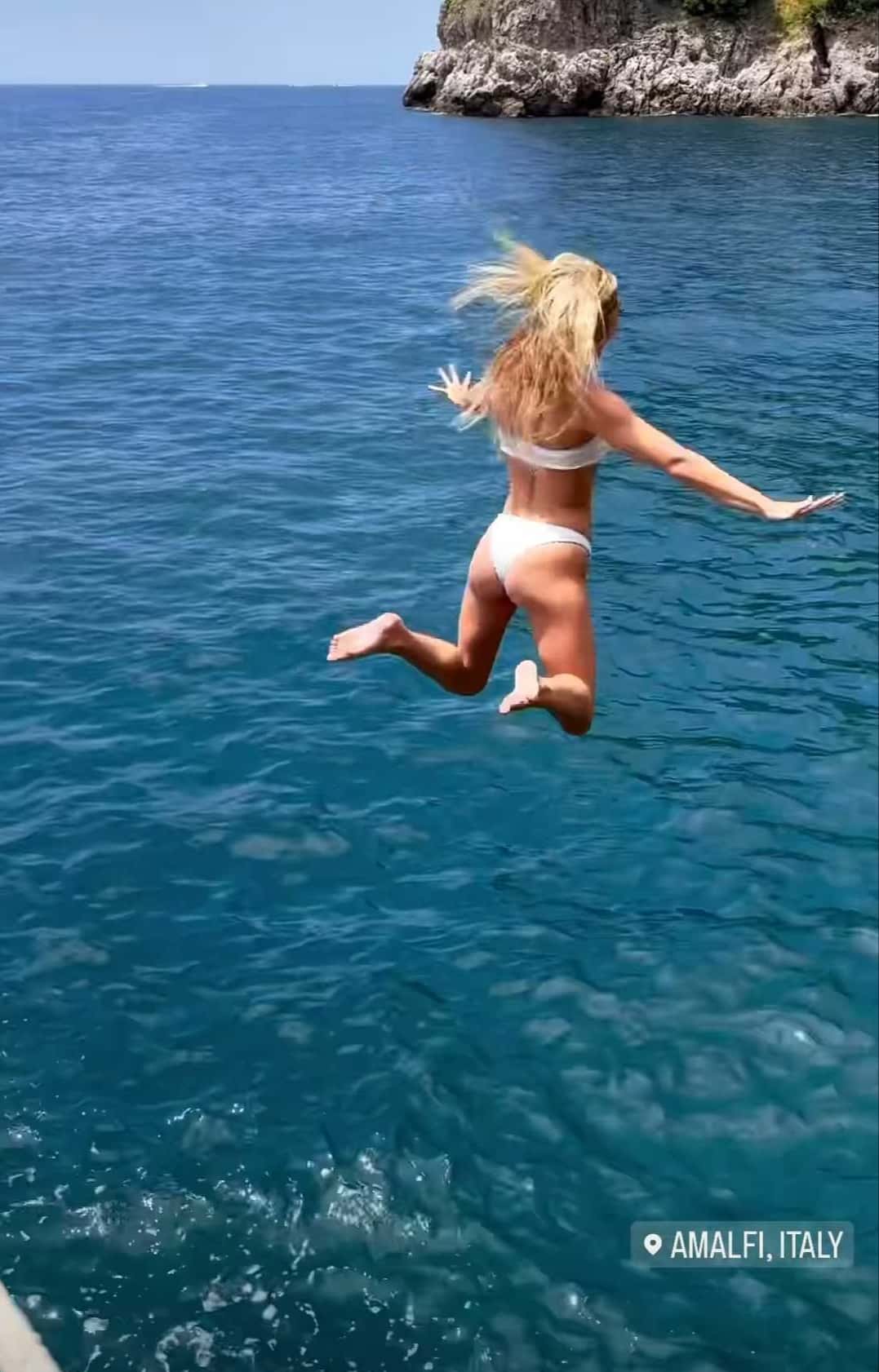 (@livvydunne/Instagram) 