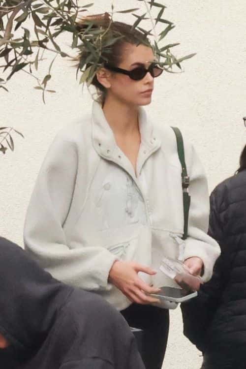 Kaia Gerber shows off her long legs on a grocery store run. (Photo: Backgrid)