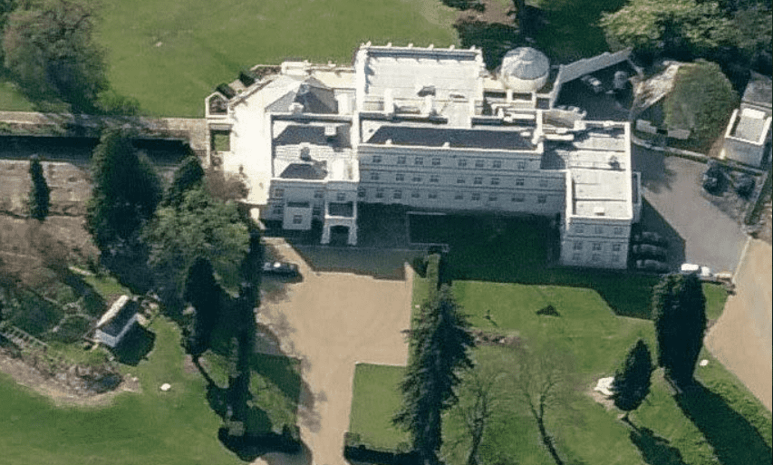 Prince Andrew and ex-wife Sarah live in the Royal Lodge (Twitter/anna_itsonlyme)