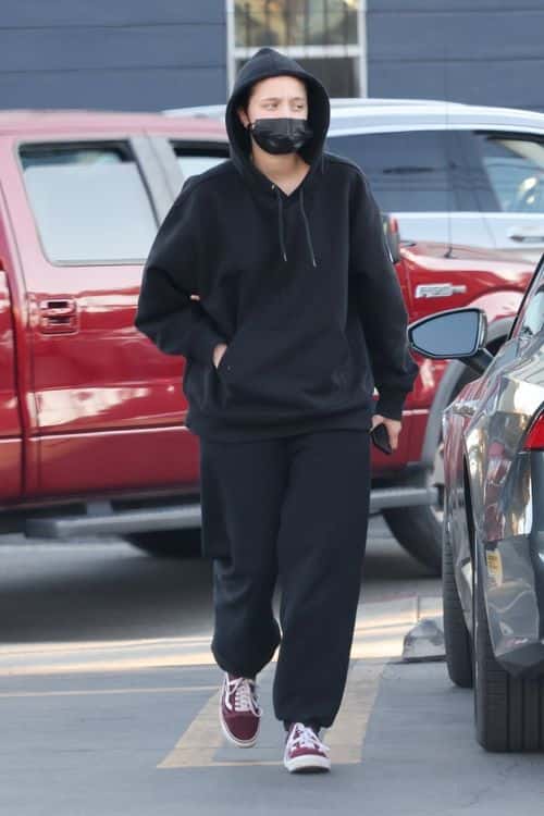 Shiloh Jolie Pitt on a snack run. (Photo: Backgrid)