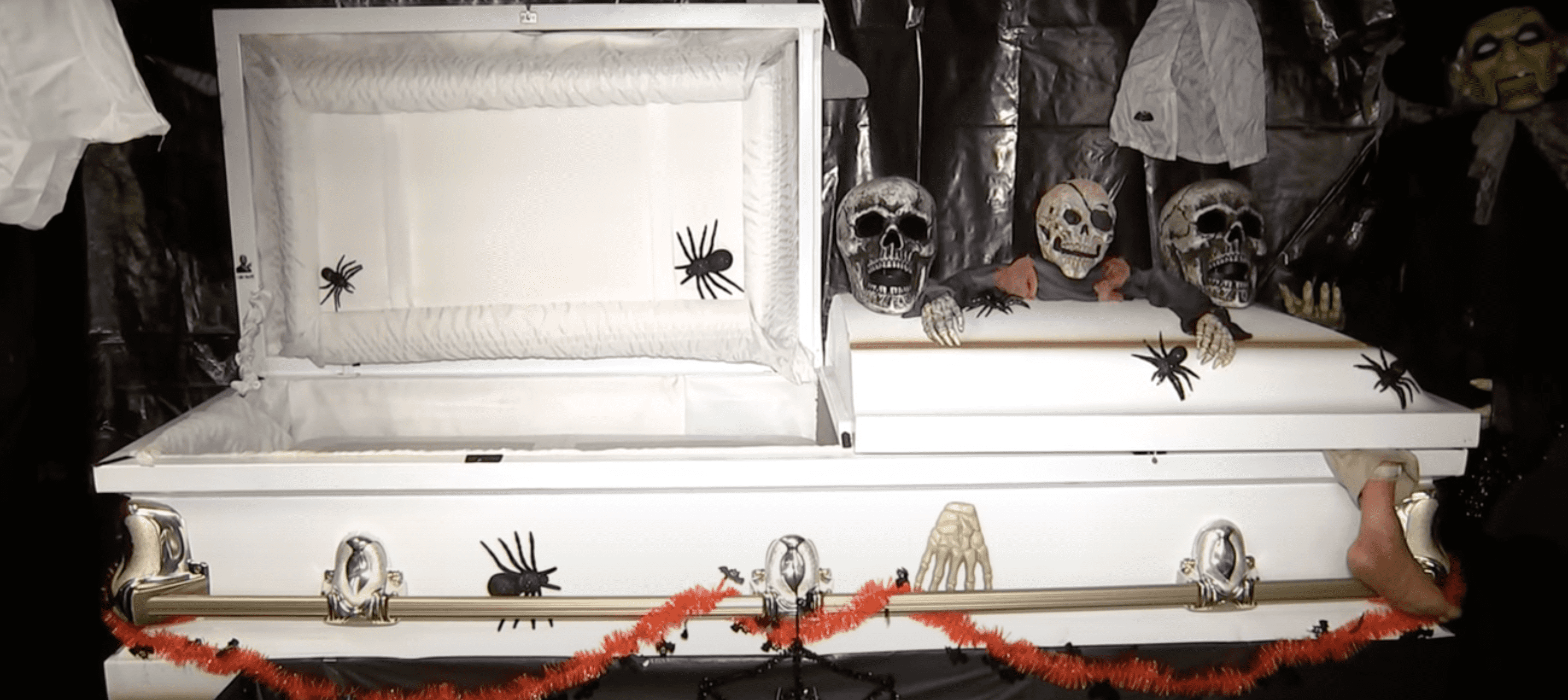 Little did the Wozniaks knwo that the casket they bought as a prop would have such a surprise inside it (Screenshot from Fpx 5 Washington DC/YouTube)