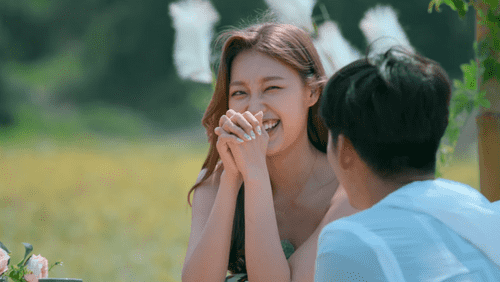 'Single's Inferno' Season 2 contestant talking with Park Se Lee (Netflix)