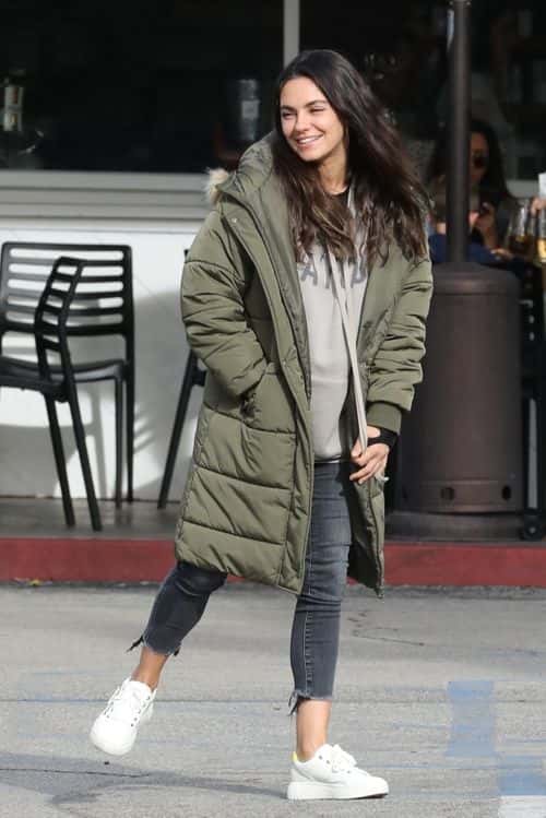 Mila Kunis flashed a happy smile for the cameras as she left the Deli after brunch with a friend. (Backgrid)