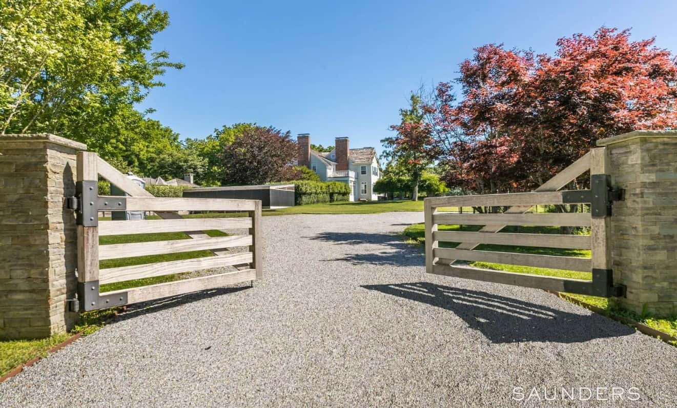 (Saunders & Associates)