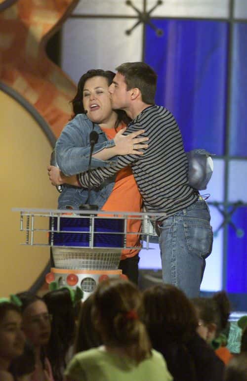 Winner for Favorite Movie Actor, Tom Cruise kisses host Rosie O'Donnell at the Nickelodeon's 14th Annual Kids' Choice Awards at Barker Hanger in Los Angeles, CA., Saturday, April 21, 2001.(photo by Kevin Winter/Getty Images)