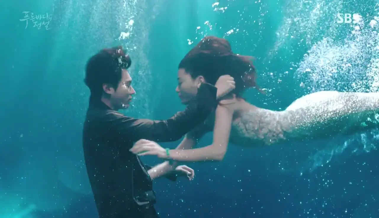 Lee Min-ho as Heo Joon-jae and Jun Ji-hyun as Se-hwa in 'The Legend of the Blue Sea' (Studio Dragon)