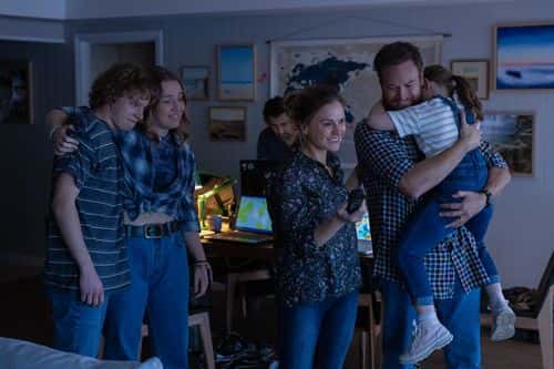 Stacy Clausen as Tom Watson, Bridget Webb as Emily Watson, Cliff Curtis as Ben Bryant, Anna Paquin as Julie Watson, Josh Lawson as Roger Watson and Vivien Turner as Hannah Watson in 'True Spirit' (Netflix)