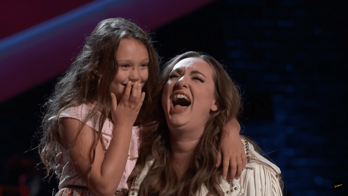 'The Voice' Season 24 singer Joacquie Roar and her daughter pick Team Gwen (NBC)