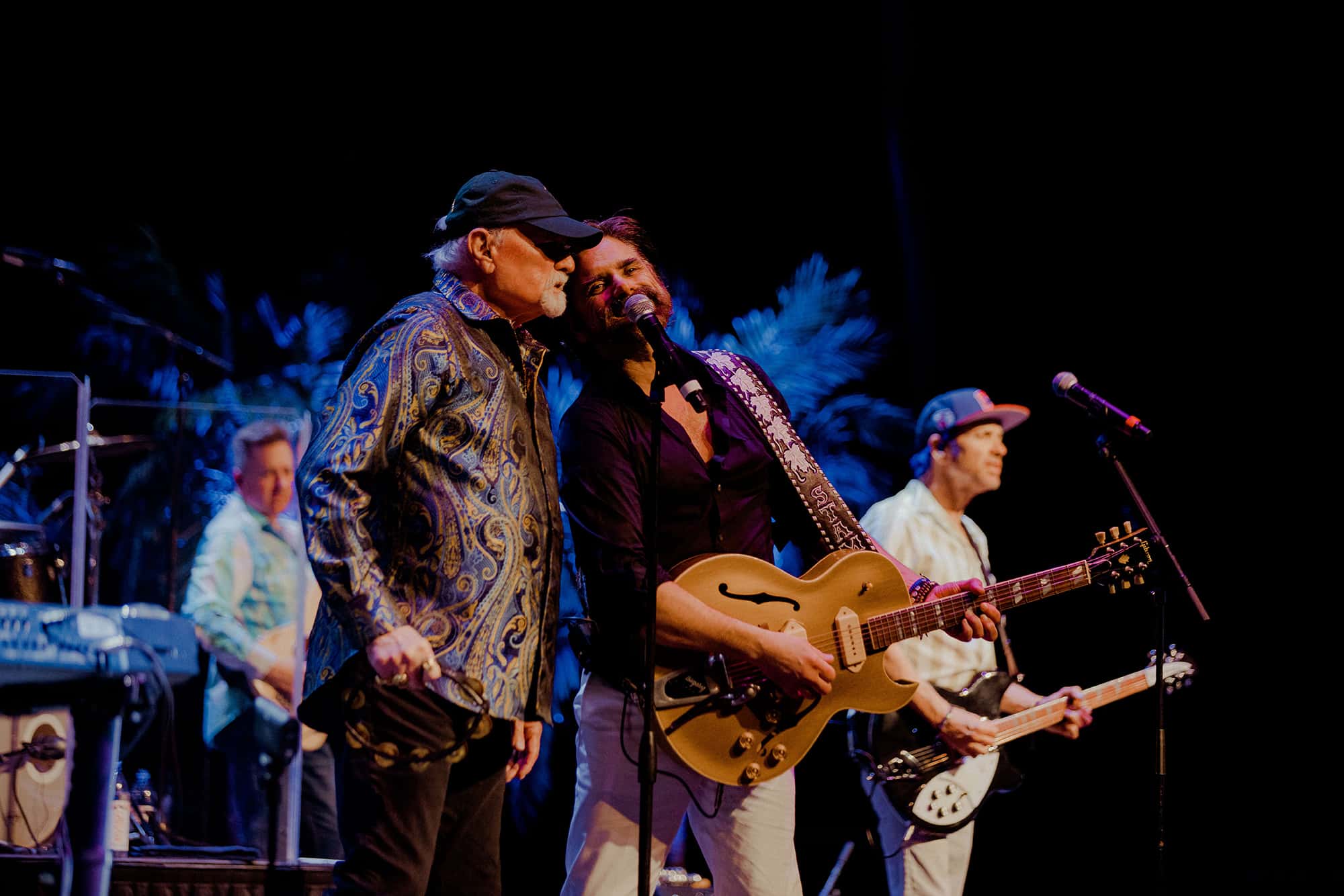 John Stamos performs with Mike Love (John Stamos/Twitter)