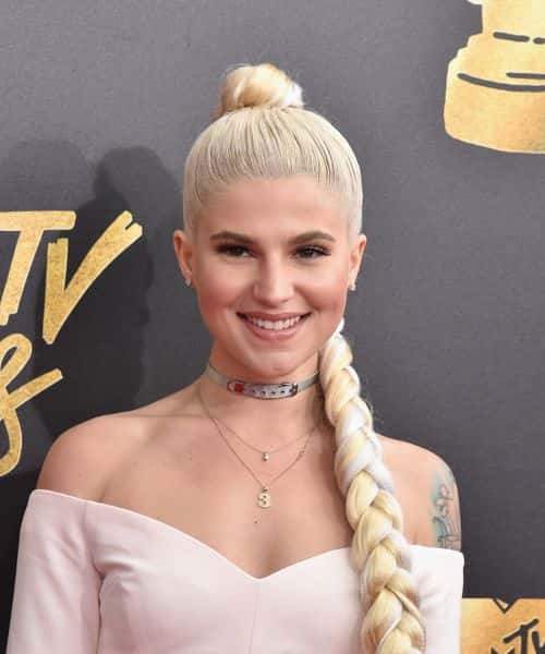 Comedian Carly Aquilino attends the 2017 MTV Movie And TV Awards at The Shrine Auditorium on May 7, 2017 in Los Angeles, California.