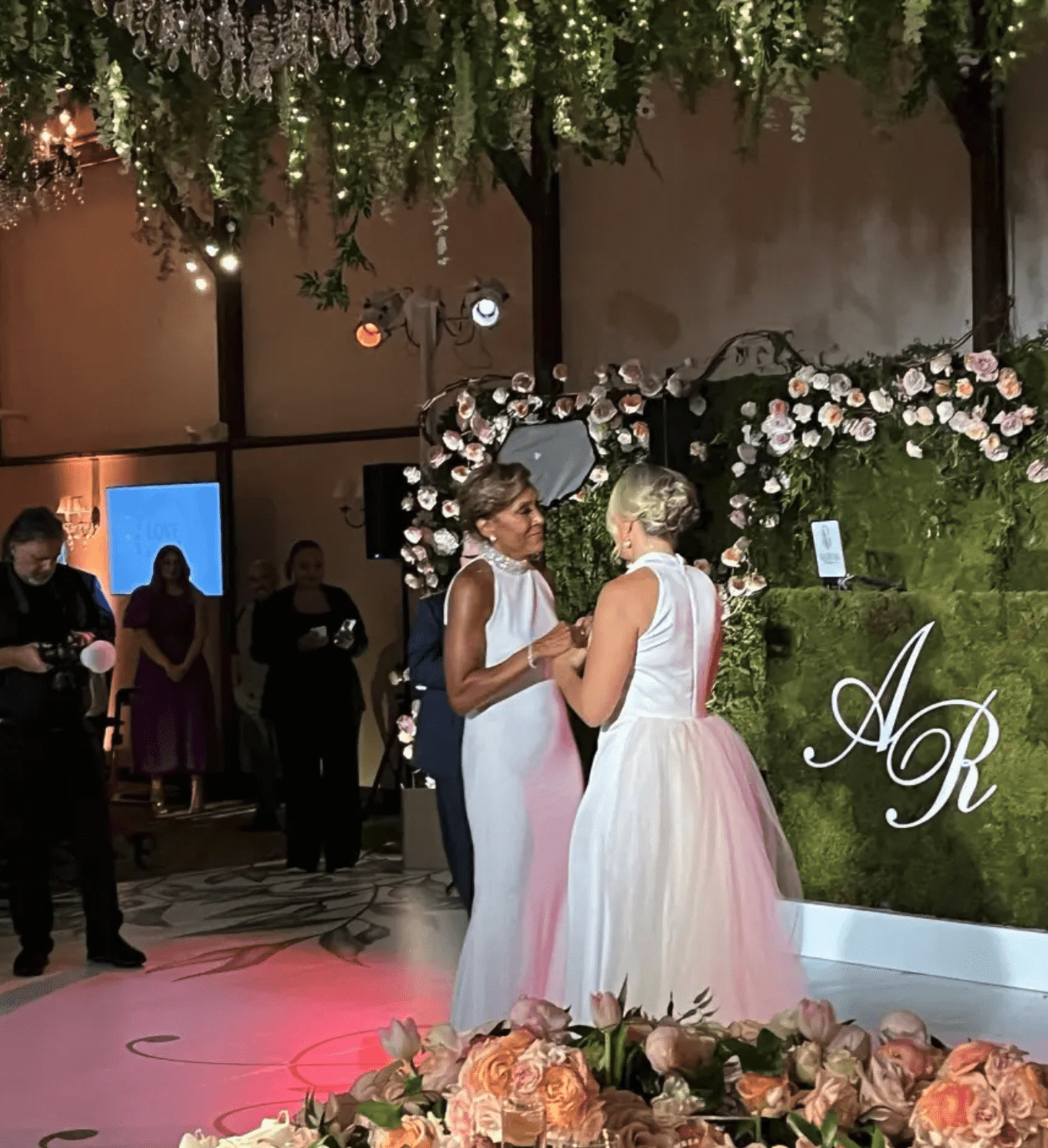 Robin Roberts and Amber Laign enjoyed their first dance as a married couple (@debrobertsabc/Instagram)