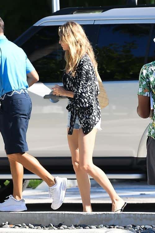 Newly single Gisele Bundchen spotted out and about! (Photo: Backgrid)
