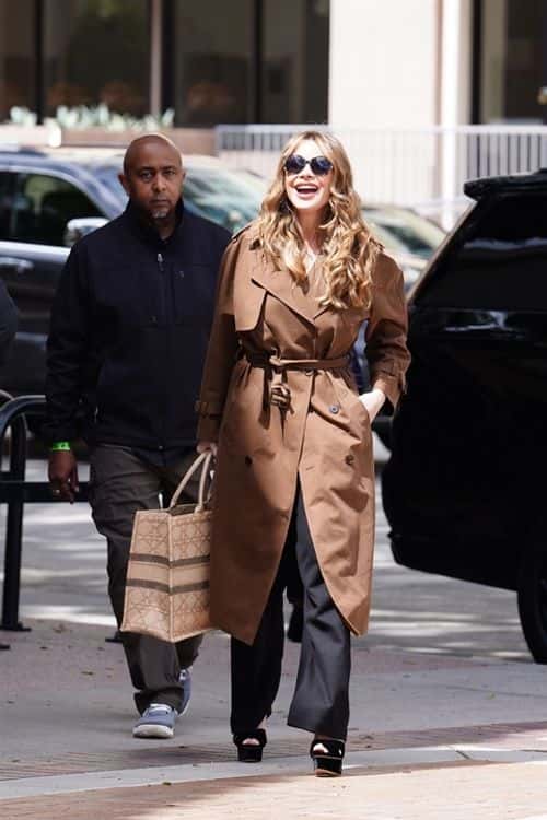 Vergara wore a sizable brown overcoat and black pants as she spent time with her friend Heidi (Backgrid)