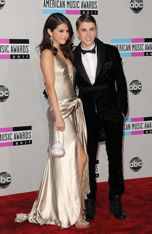 Singers Selena Gomez (L) and Justin Bieber arrive at the 2011 American Music Awards held at Nokia Theatre L.A. LIVE on November 20, 2011 in Los Angeles, California. (Photo by Jason Merritt/Getty Images)