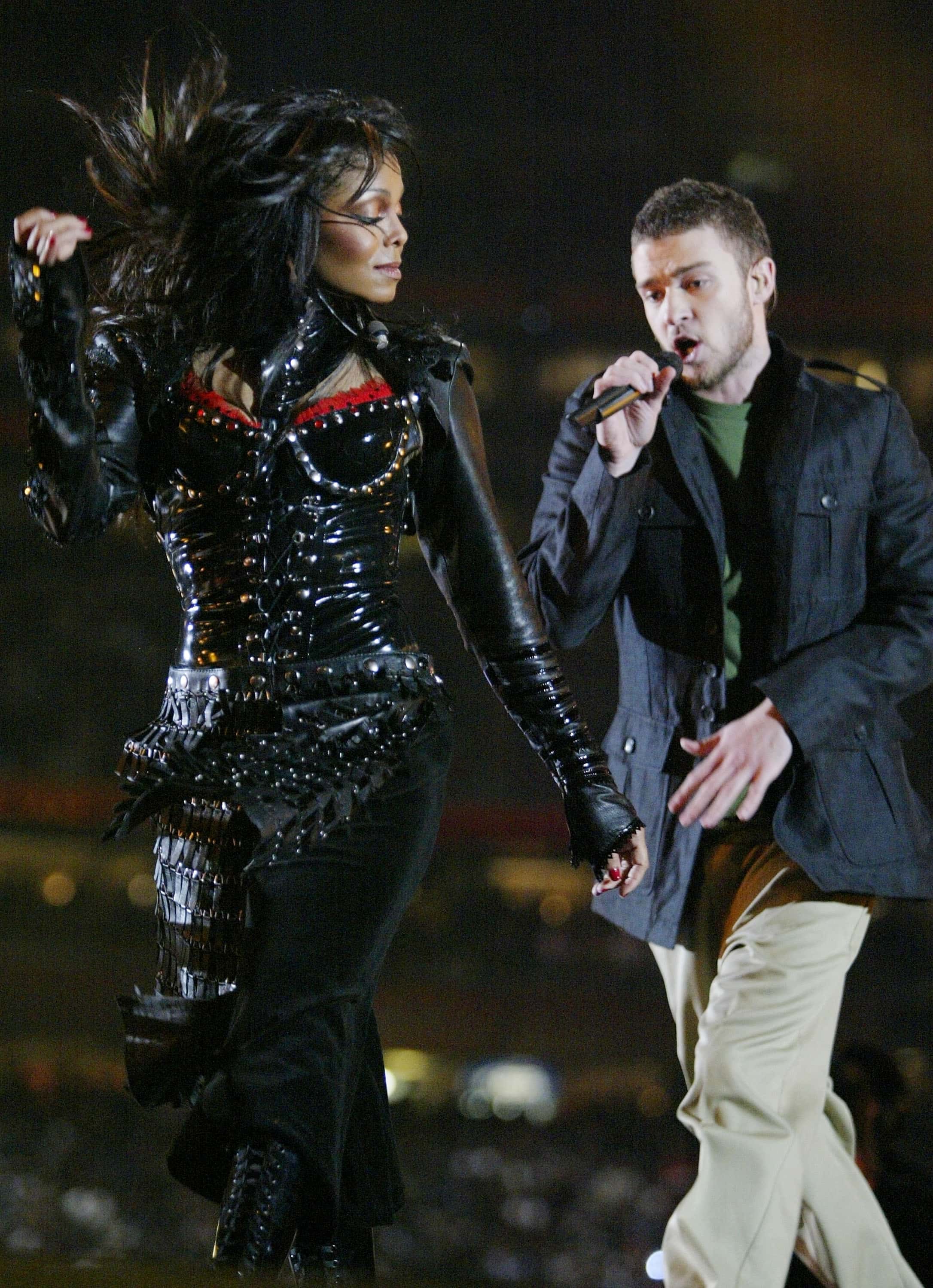 HOUSTON, TX - FEBRUARY 1:  Singers Janet Jackson and surprise guest Justin Timberlake perform during