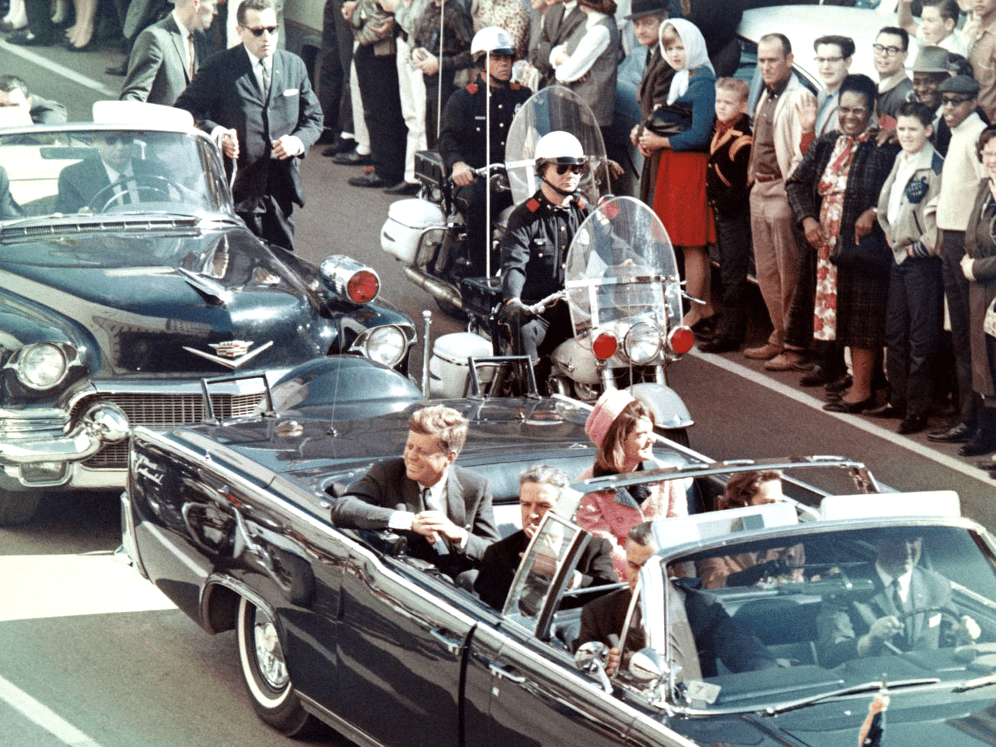 The Kennedys and the Connallys in the presidential limousine moments before the assassination in Dallas (Public Domain)