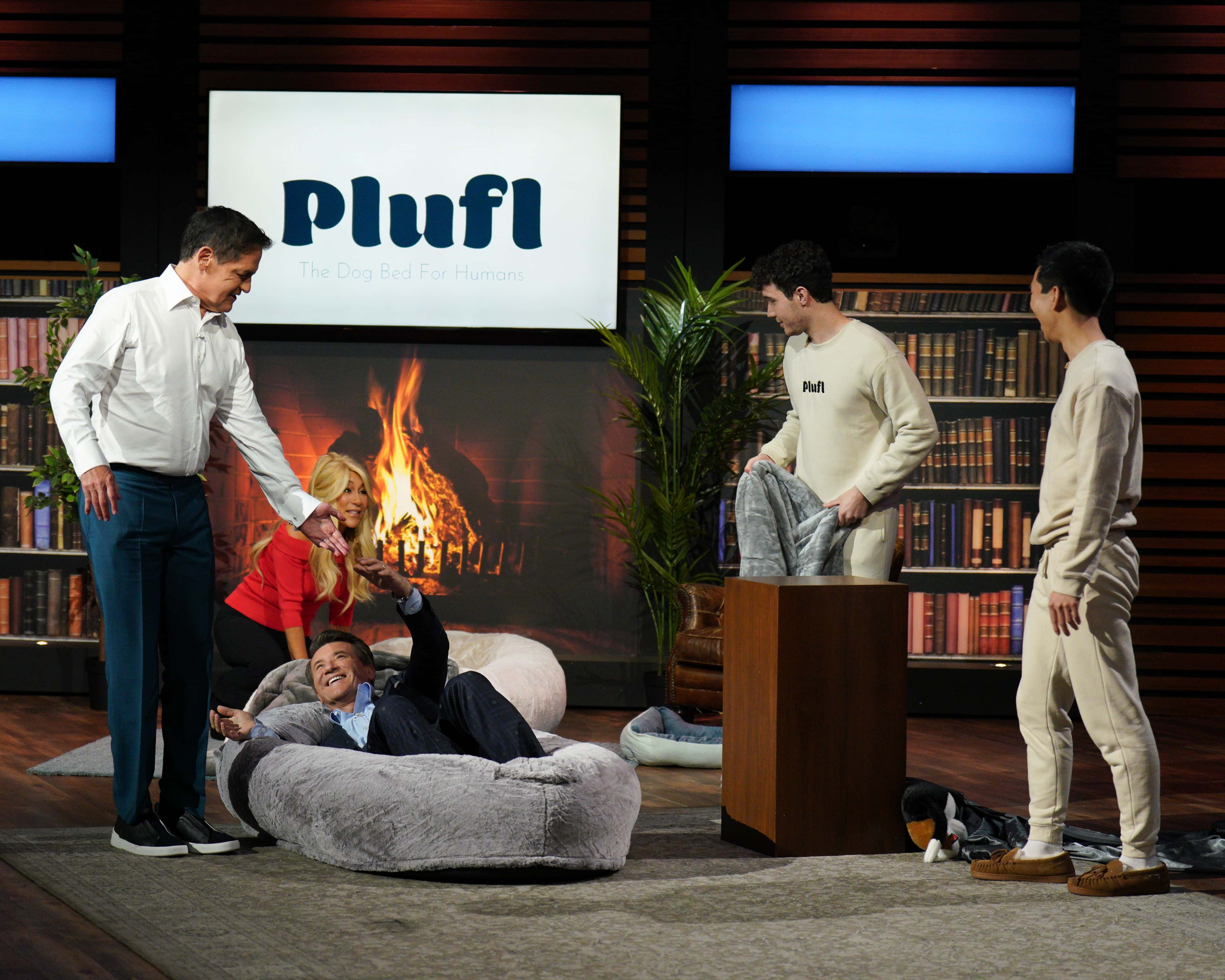 Mark Cuban and Robert Herjavec test out Plufl on 'Shark Tank' (ABC)