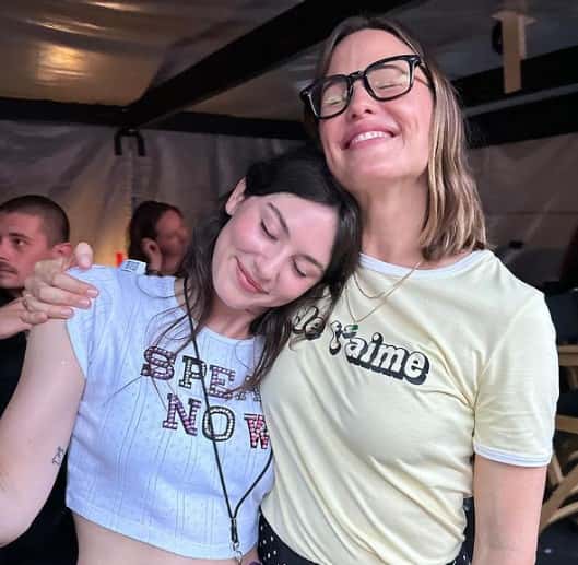 Jennifer Garner posts a picture with Gracie Abrams during an Eras Tour concert (IInstagram/@jennifer.garner)