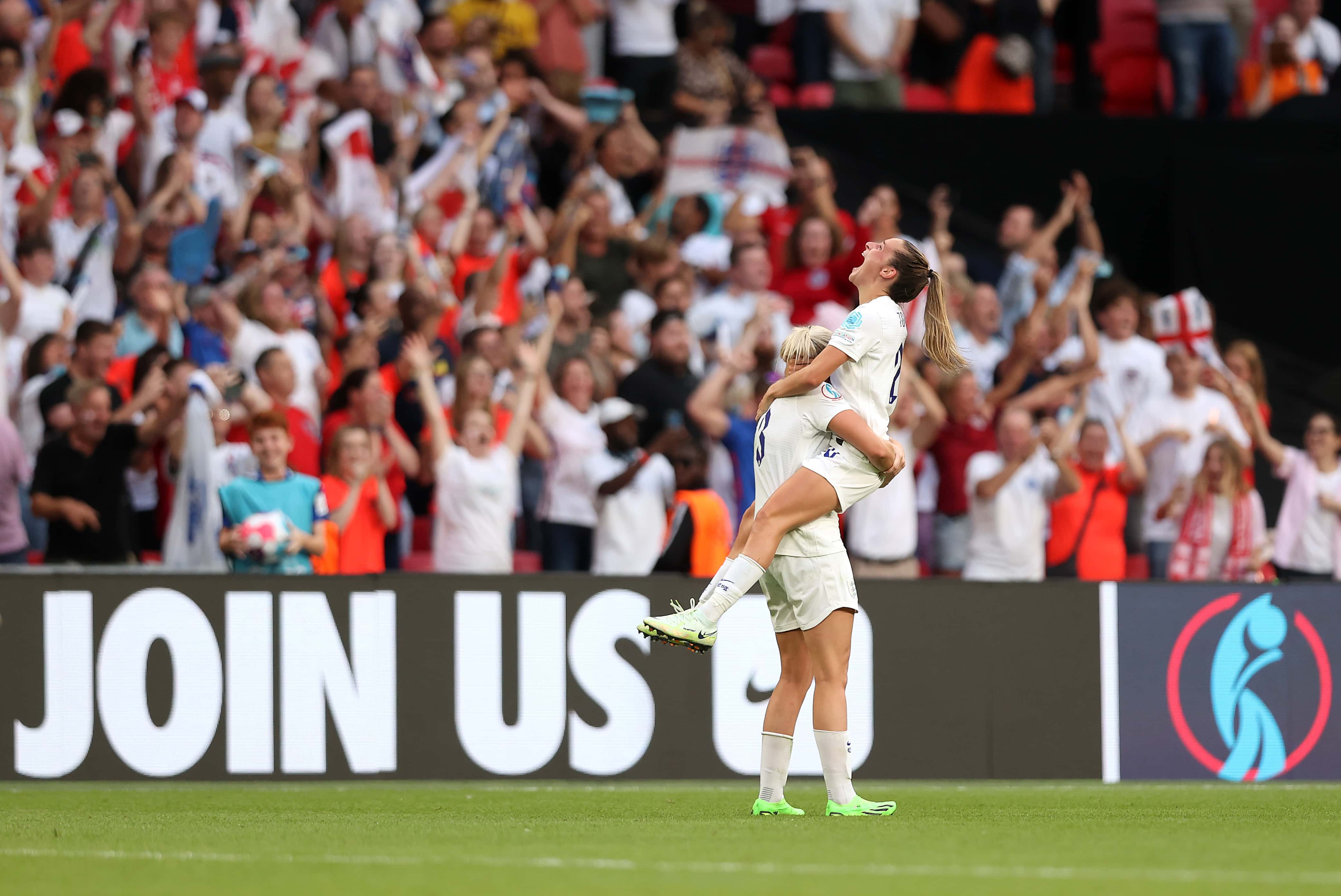 Alessia Russo and Ella Toone of England celebrate after the 2-1 wom during the UEFA Women's Euro 2022 final match between England and Germany at Wembley Stadium on July 31, 2022 in London, England. (Photo by Naomi Baker/Getty Images)
