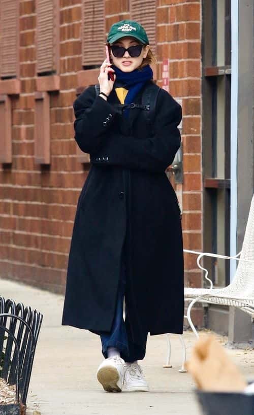 Natalia Dyer on a stroll in Manhattan. (Backgrid)