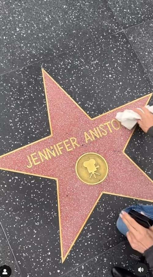 Courtney Cox cleans her pals' Hollywood Walk of Fame Stars in a funny Instagram video (Instagram/@lauradern)