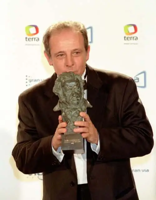 Actor Emilio Gutierrez Caba kisses his Goya Award for Best Actor, February 3, 2001 in Madrid, Spain at the 15th Goya Awards. Gutierrez Caba won for his role in the movie 