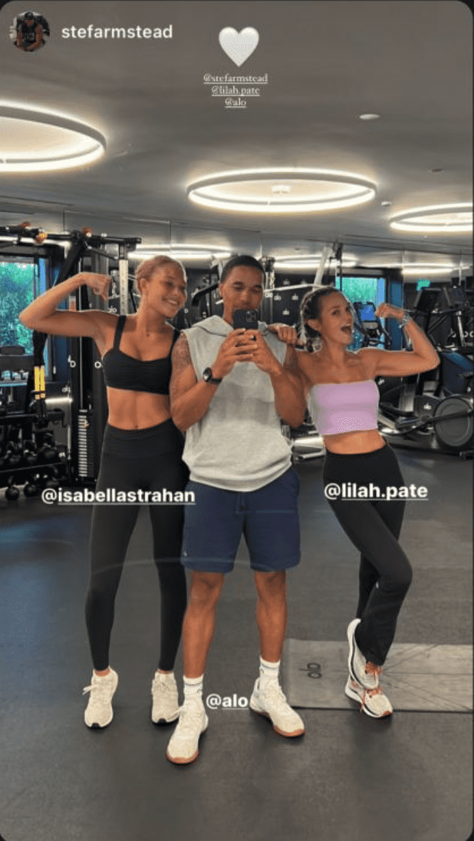 Isabella Strahan posed for a mirror selfie with friends after completing her workout (@isabellastrahan/Instagram) 