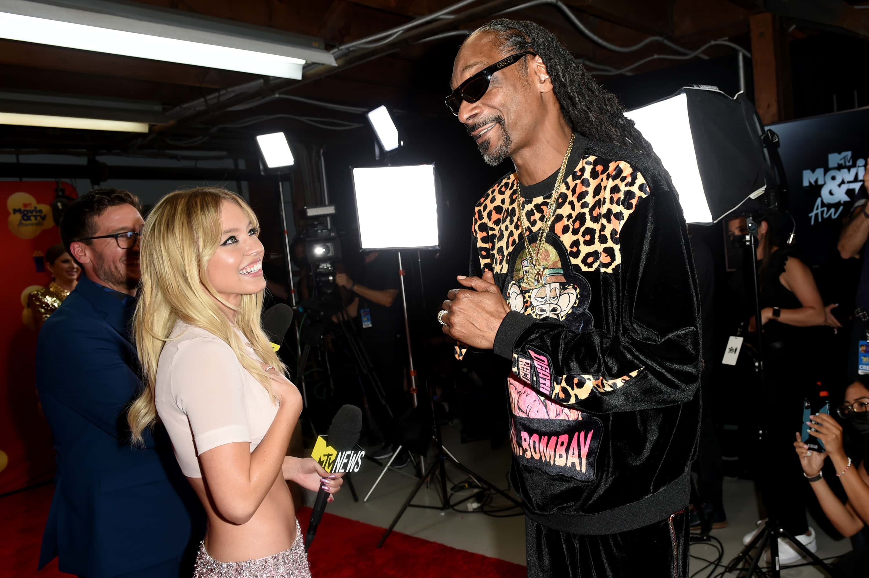 (L-R) Sydney Sweeney and Snoop Dogg attend the 2022 MTV Movie & TV Awards at Barker Hangar on June 05, 2022 in Santa Monica, California.