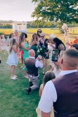 The mother's partner gets down on one knee and proposes (chloerobinson1993/TikTok)