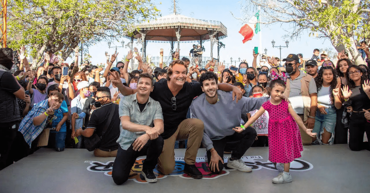 (L-R) Jeremy Renner, Rory Millikin and Sebastián Yatra in 'Rennervations' (Disney+)