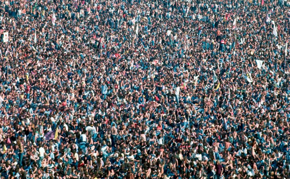 Crowd at Knebworth House - 1976 Rolling Stones, 10cc, Lynyrd Skynyrd,Todd Rundgren, estimated 120.000 people (Own work by Sérgio Valle Duarte via Wikipedia)