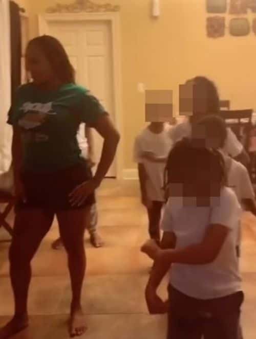 A snap from the video of Texas mom dancing with children (Zaikiya Duncan/ TikTok)