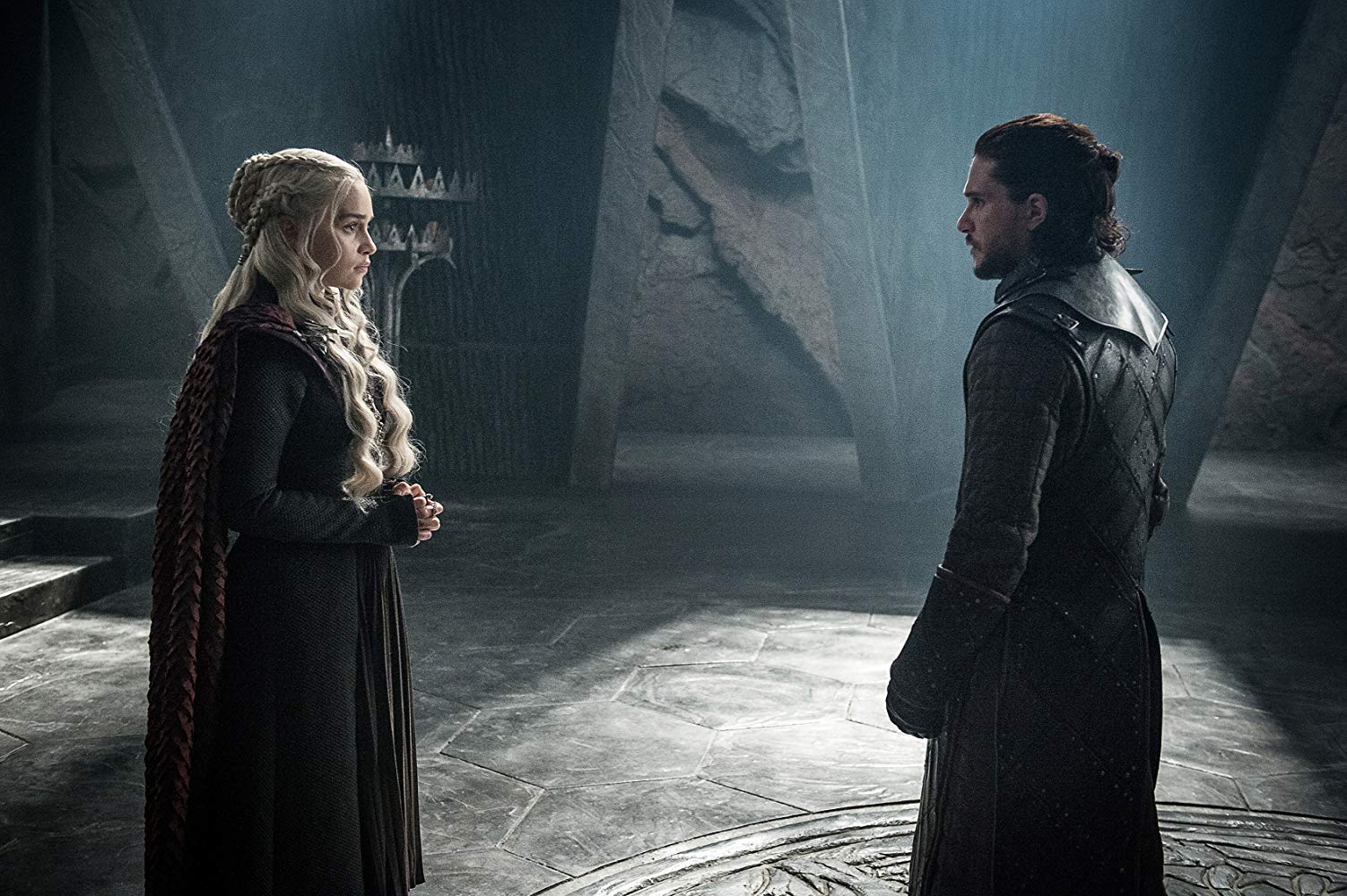 Emilia Clarke (Daenerys Targaryen) and Kit Harington (Jon Snow) meeting in 'Game of Thrones'.
(Source: IMDB)
