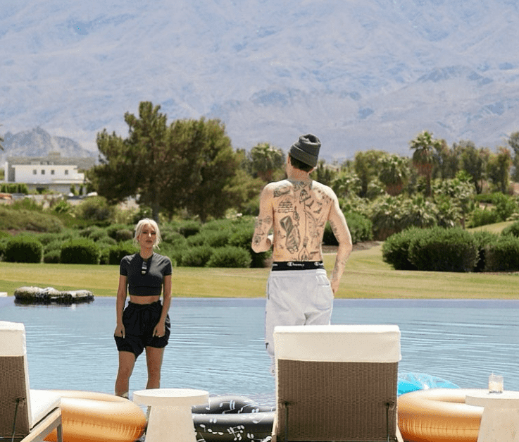 Kim Kardashian and Pete Davidson chill by the pool (Photo by Instagram@kimkardashian)