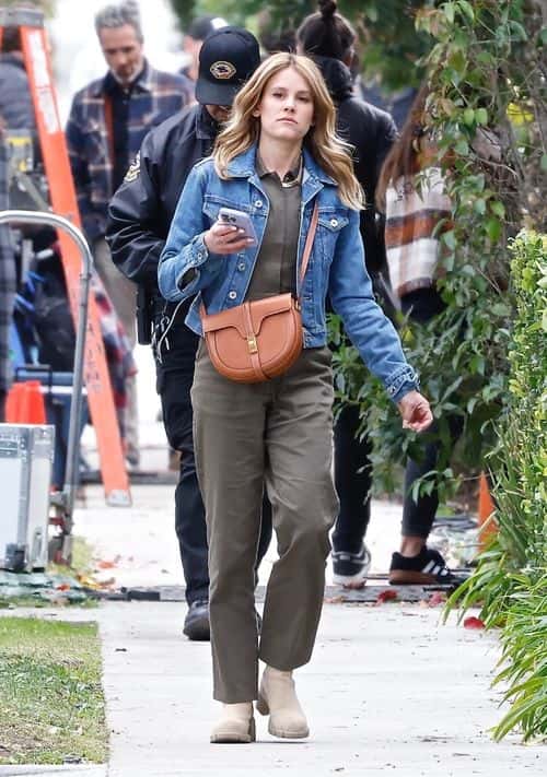 Sosie sported a denim jacket paired with olive green pants as she snacked while walking and talking next to dad.