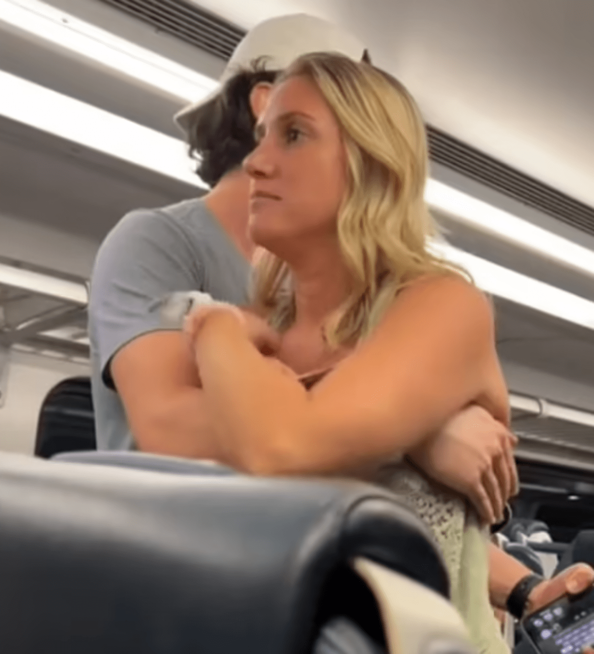 Brianna Pinnix remained unfazed as her male companion attempted to calm her down (@U/MahomesStyle/Reddit)