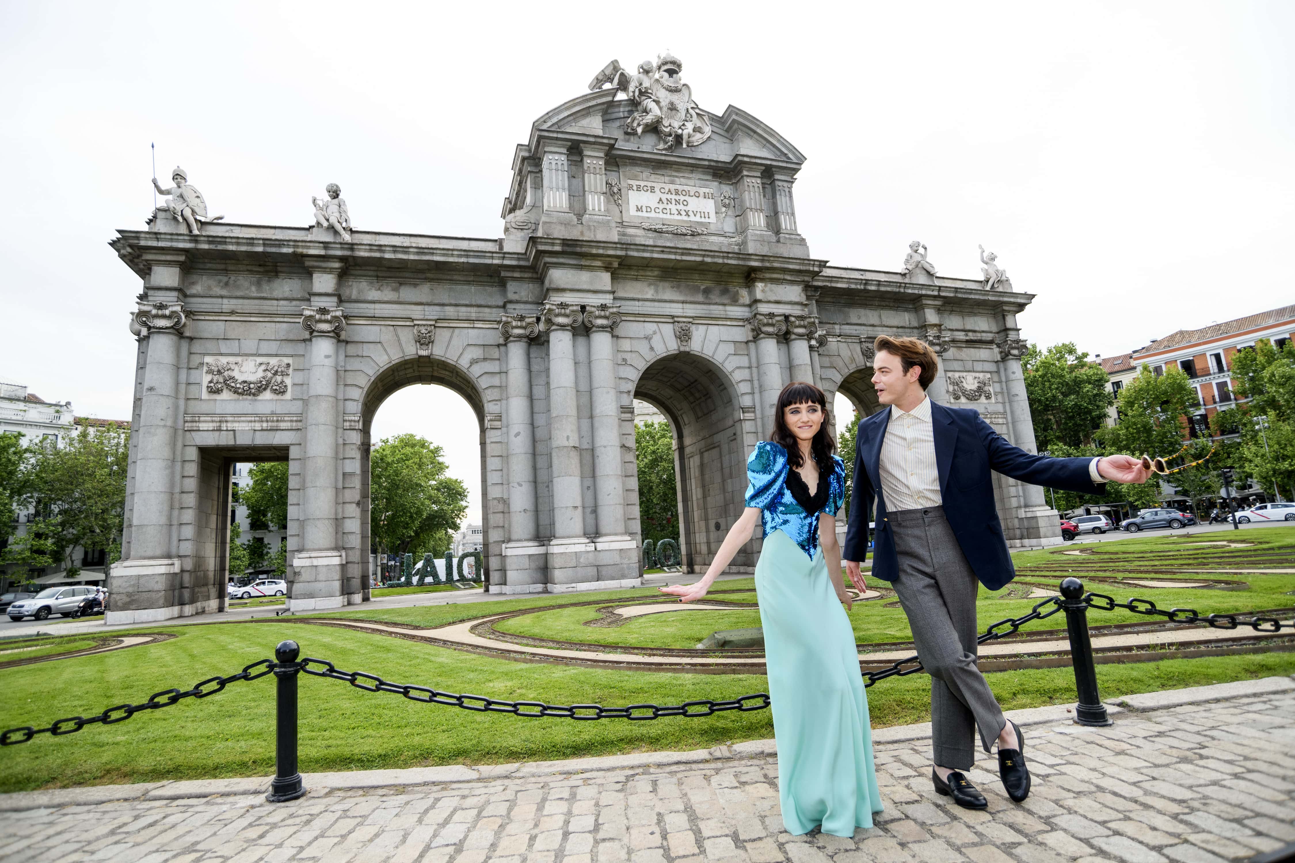 (EXCLUSIVE COVERAGE) Natalia Dyer and Charlie Heaton poses at the