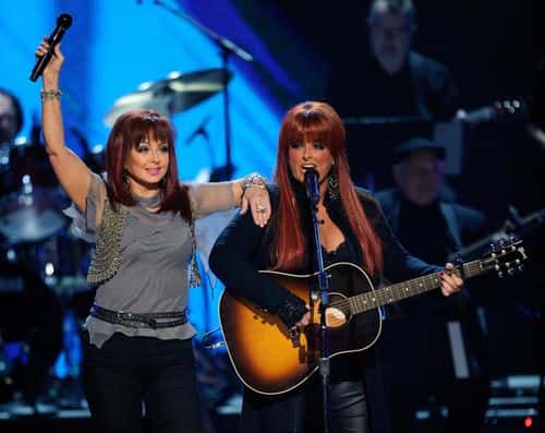 Honorees Naomi Judd (L) and Wynonna Judd perform during