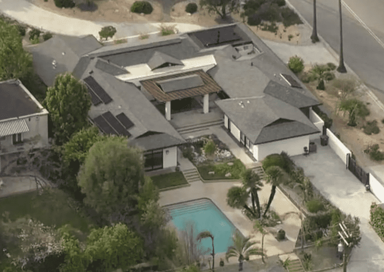 The sprawling mansion offers an unobstructed view of the San Gabriel Mountains (@kcalnews/Youtube)