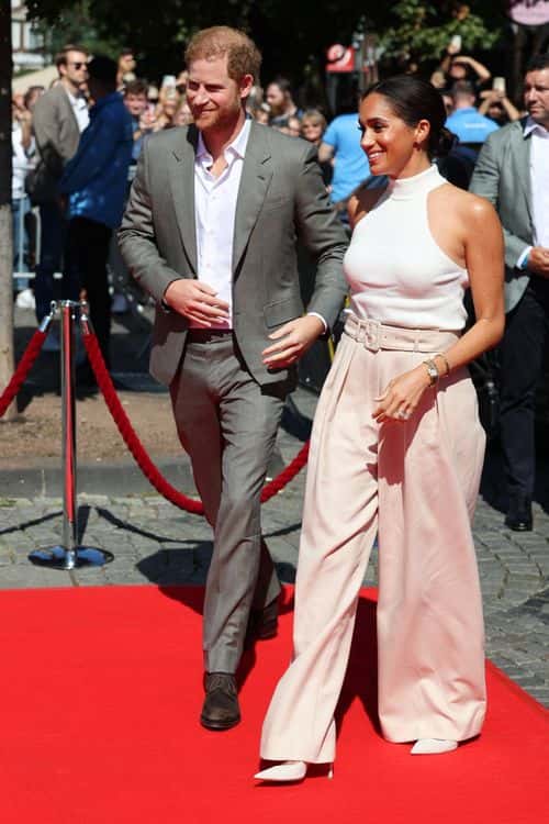 Prince Harry, Duke of Sussex and Meghan, Duchess of Sussex arrive on the red carpet to be welcomed by the Mayor during the Invictus Games Dusseldorf 2023 - One Year To Go events on September 06, 2022 in Dusseldorf, Germany. The Invictus Games will be held in Germany for the first time in September 2023.