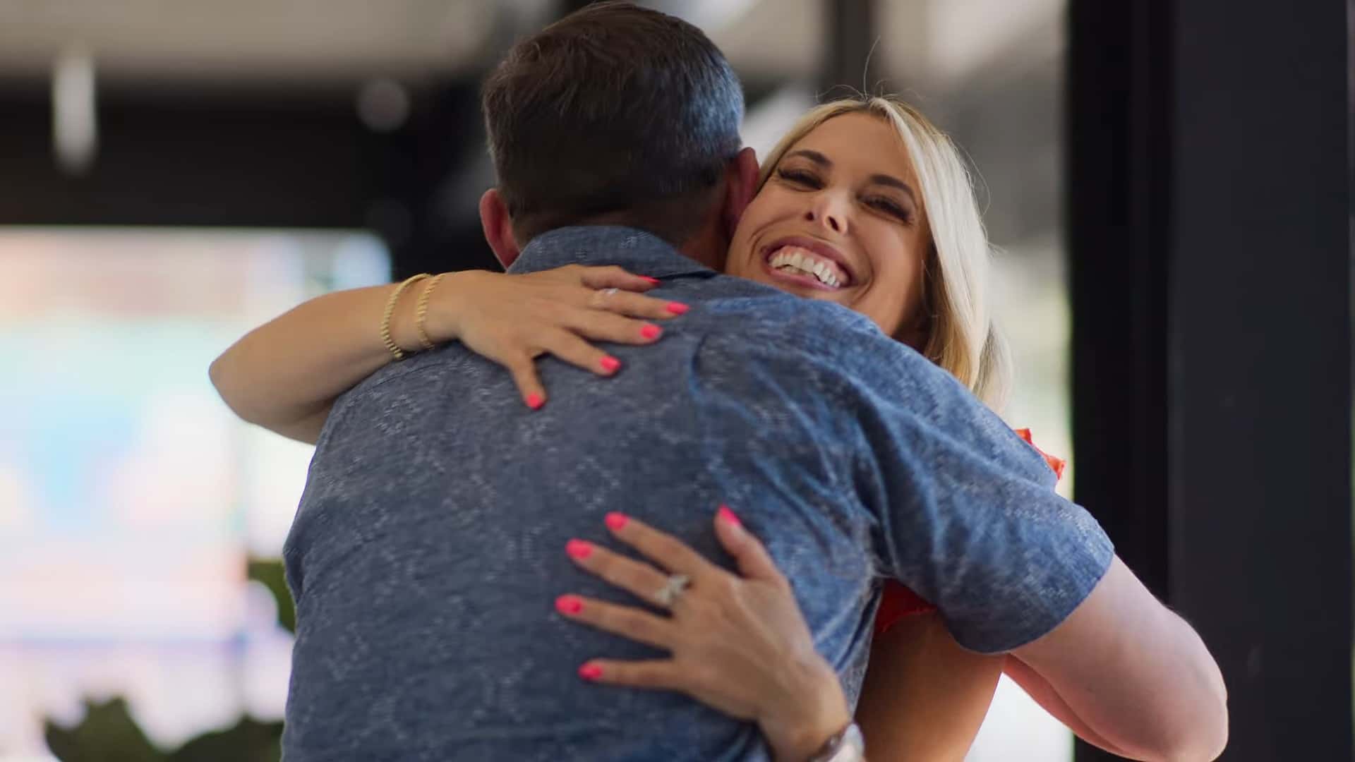 Harmonie hugs Aron on the first date (Netflix)