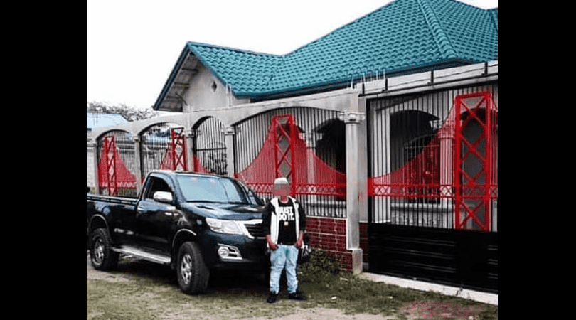 A young man poses in front of a newly-built house in El Pedernal (Instagram)