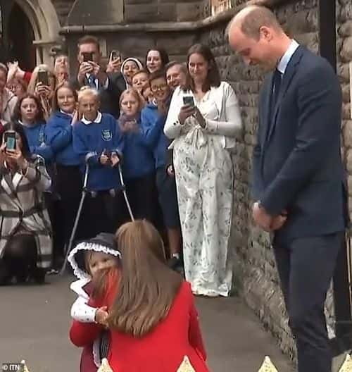“Clearly caring woman”: Royal fans go gag over Kate Middleton as she receives hugs from girl, 2, during her visit to Swansea (screenshot from ITN)