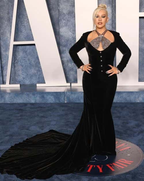 Christina Aguilera emblished in black at the Vanity Fair 2023 (christinaaguilera/Instagram)