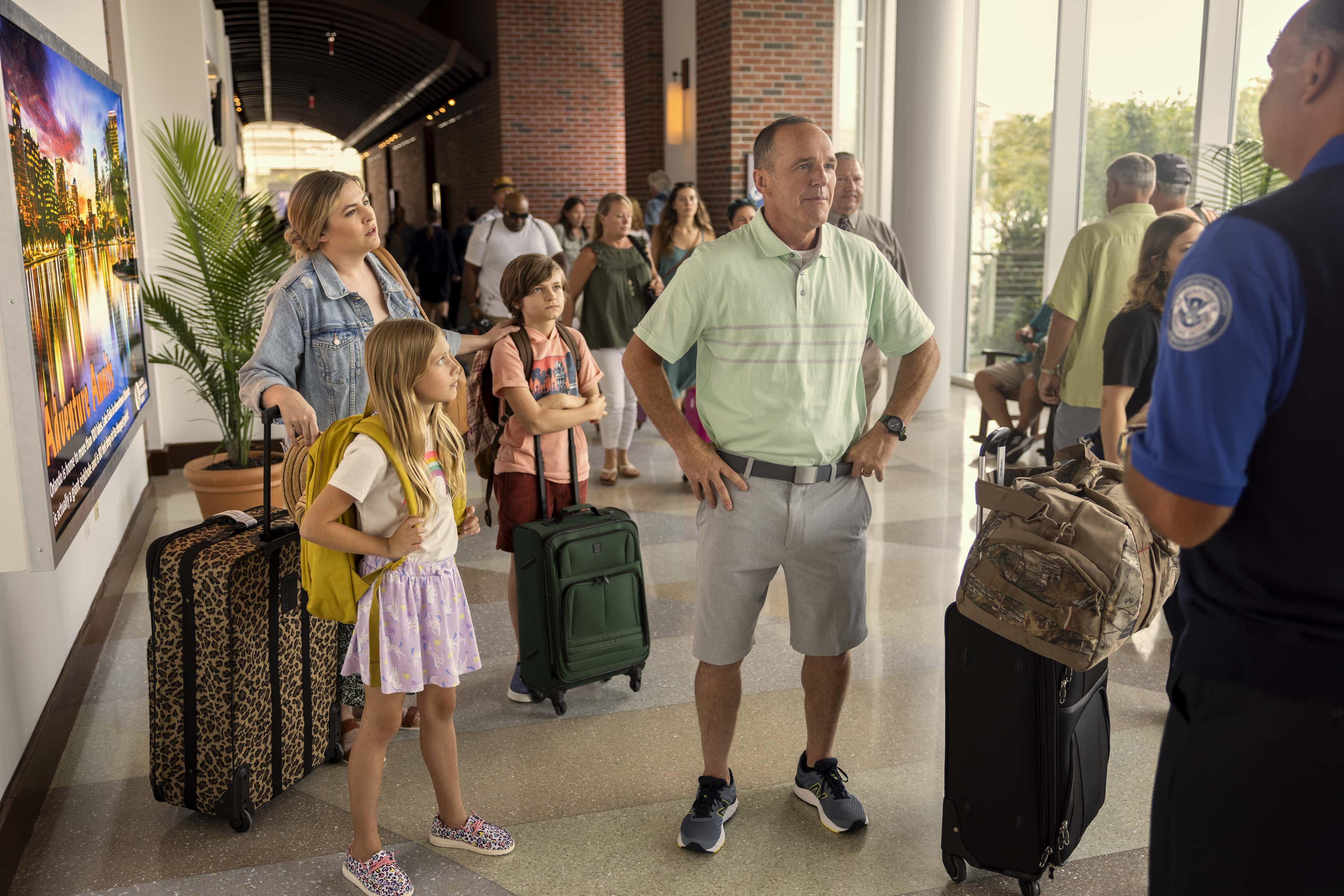 Chelsea Hayes as Linda Ketcher, Regan Milligan as Olivia Ketcher, Jonathan Bergman as Jackson Ketcher, Clark Gregg as Deputy Ketcher in 'Florida Man' (Netflix)