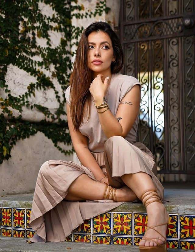 Ariana Viera posted her picture on Instagram and wrote Obsessed with the results 1 or 2? (@arianaviera/Instagram)